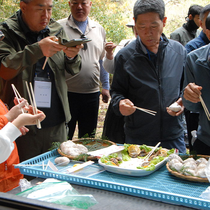 星降しいたけファームを訪れた韓国の視察団に用意した椎茸料理があっという間になくなる様子