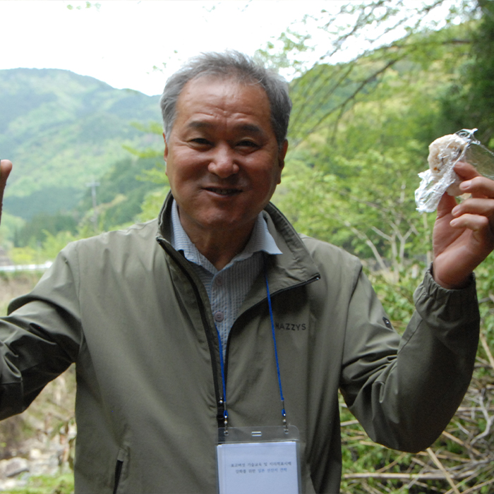星降しいたけファームを訪れた韓国の視察団が手作りの椎茸料理を食べている様子
