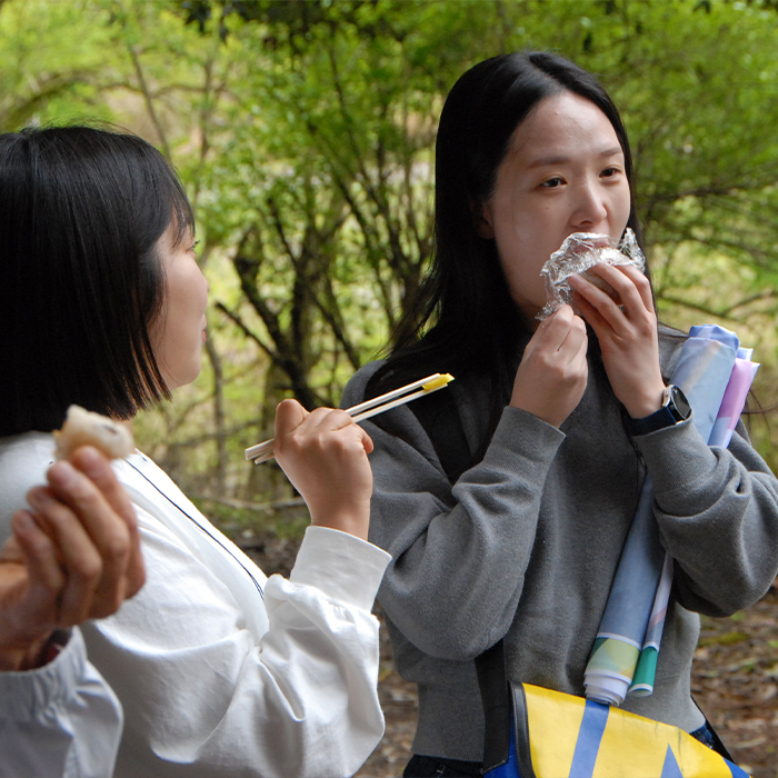 星降しいたけファームを訪れた韓国の視察団がスタッフの用意した椎茸料理を食べている様子